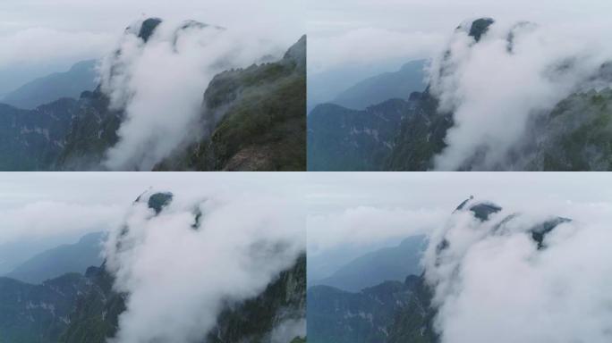晨雾中的峨眉金顶山顶风景雾气缭绕