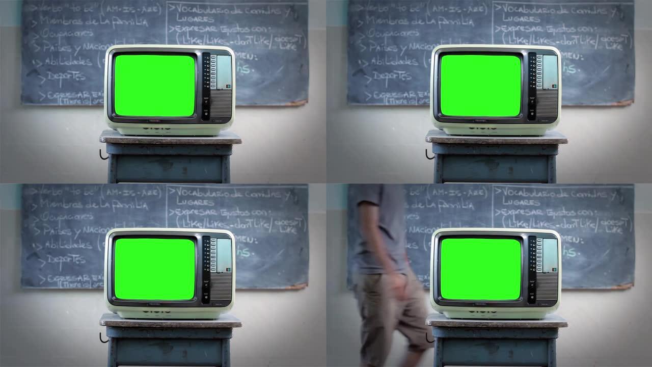 教室里的黑板上有色度键绿色屏幕的古代电视。4K。