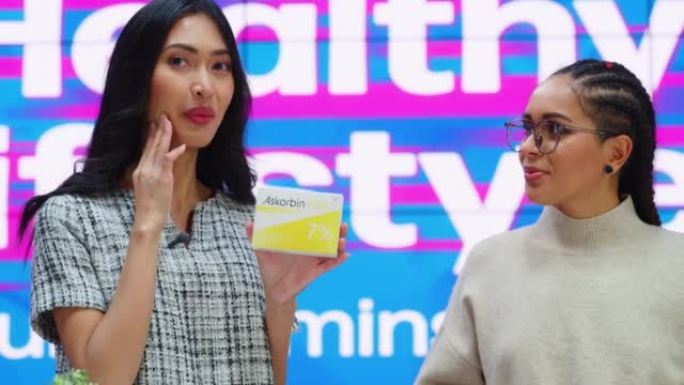 电视节目产品商业广告: 亚洲专业人士挑选带有保健医疗维生素补充剂的礼物套餐。展示美容饮食产品。播放电