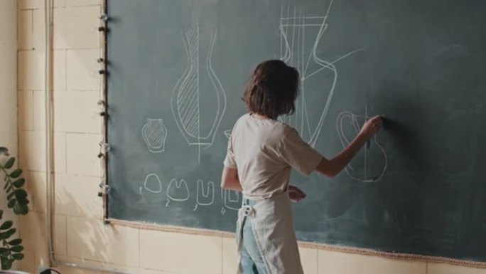 女人在黑板上素描黑板上素描