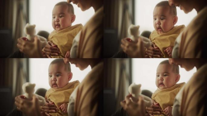 母亲和婴儿的亲密时刻: 一个刚成为母亲的亚洲妇女的真实镜头，早上在家与她可爱的孩子玩耍。母亲用玩具和