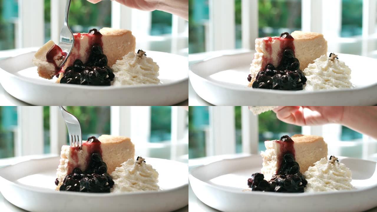 切蓝莓蛋糕叉子品尝