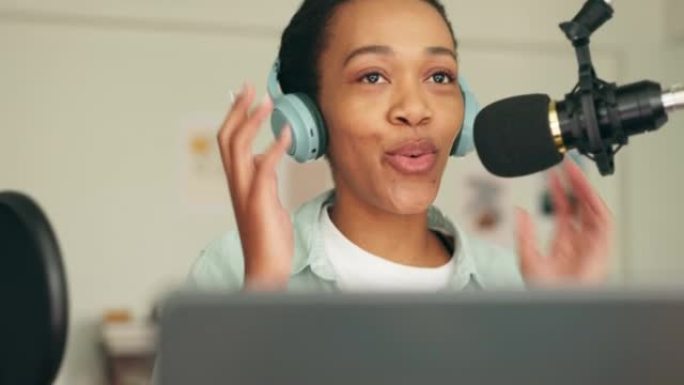 播客，广播和广播与女性影响者一起直播，并使用麦克风和耳机录制内容。媒体，与黑人女记者或记者的报道和交