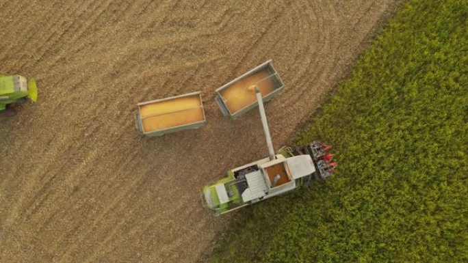 空中联合收割机将玉米卸载到拖车中