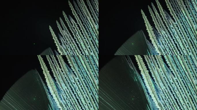 显微镜下的化学晶体显示出整齐排列的线条
