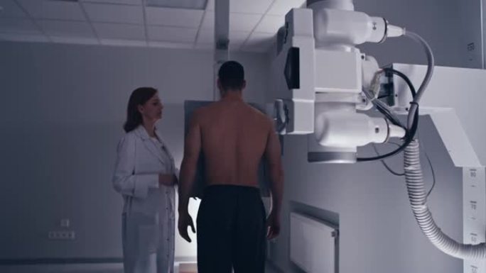 成熟医生开始对男性患者进行x射线扫描