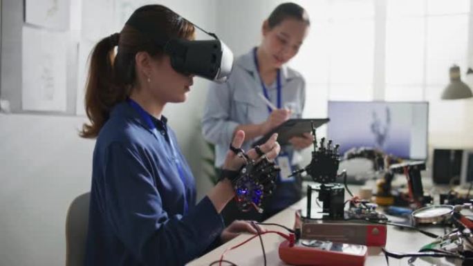 工程师使用VR眼镜控制机器人手臂在实验室安装