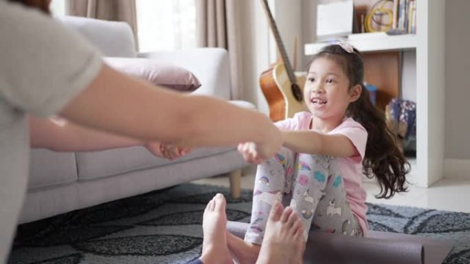 母女在家学习锻炼母女在家学习锻炼运动瑜伽