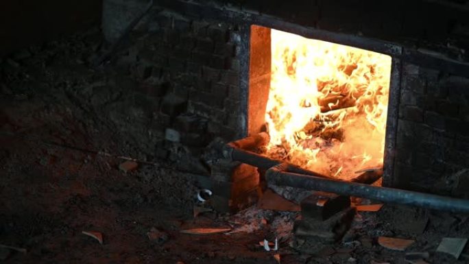 用传统烤箱烘干陶器的火窑慢动作