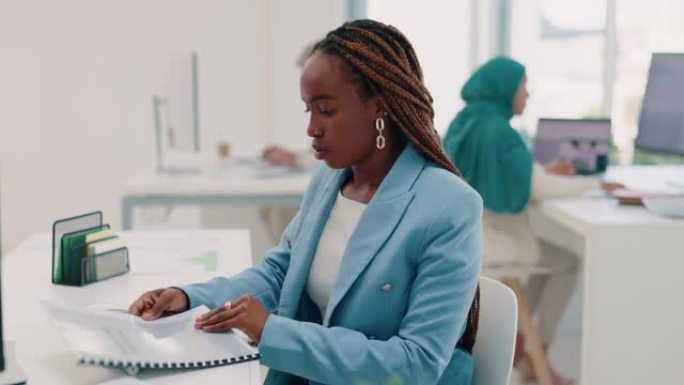 文件，计算机和商业黑人妇女在办公室进行财务审查，kpi分析和公司审计，税务或销售报告。会计文书工作、