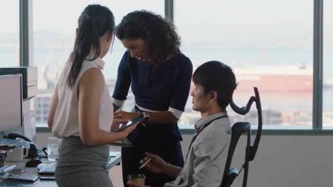 商务人士工作团队领导女性与同事会面，讨论项目经理在平板电脑上分享想法高管小组在办公室集思广益