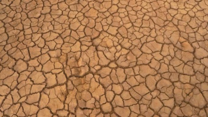 空中自上而下: 长期干旱造成的干燥土地和破裂土壤的视图