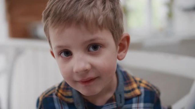 肖像有趣的小男孩微笑快乐看起来顽皮的孩子带着童年的好奇心在家可爱的孩子推荐概念4k