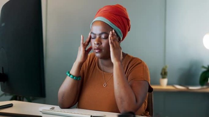 黑人妇女，电脑和头痛的压力，过度劳累或在办公室工作倦怠。非裔美国女员工设计师在工作场所遭受头部疼痛，