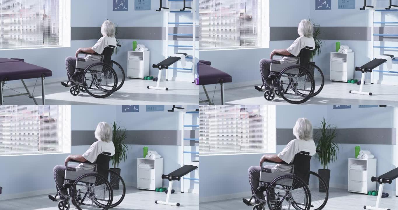 轮椅上的残障老人望着窗外
