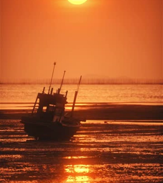 日落时的旧沉船或废弃渔船无缝环路