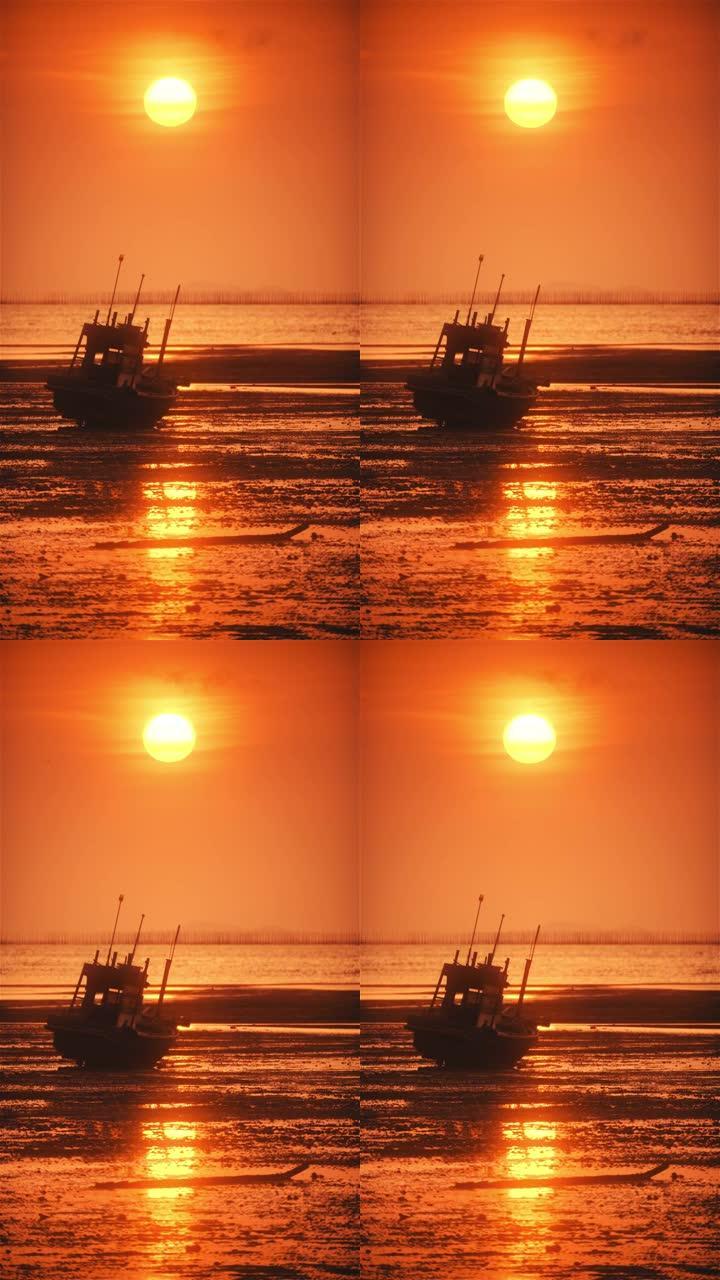 日落时的旧沉船或废弃渔船无缝环路