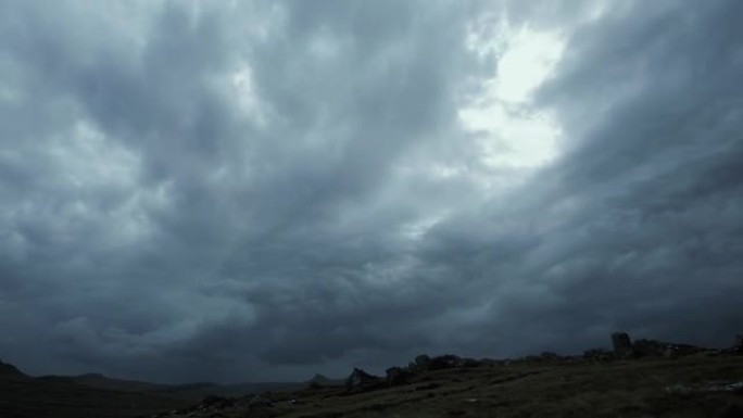 在东福克兰、福克兰群岛 (马尔维纳斯岛) 、南大西洋的一片田野上，乌云密布，天空暴风雨。