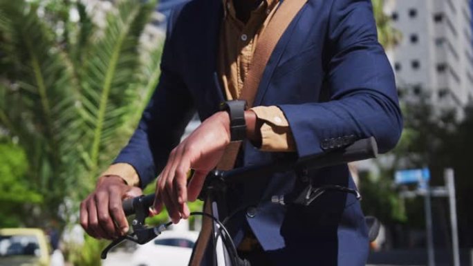 非裔美国商人使用自行车上的智能手表