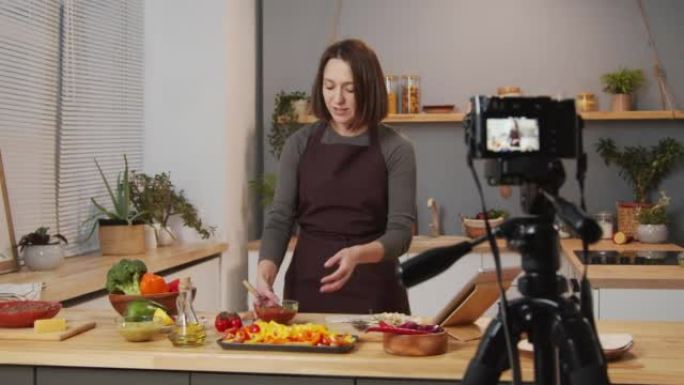 女人在厨房拍摄食物Vlog