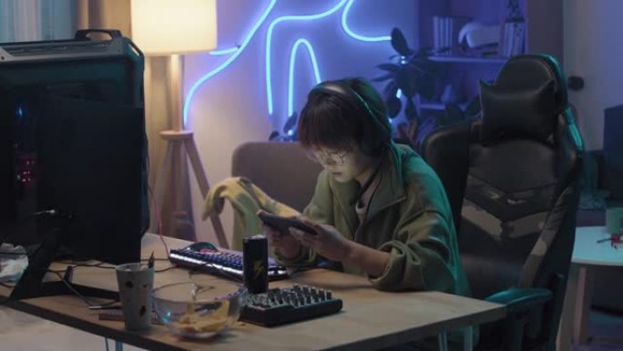 忙碌的亚洲女性玩家在智能手机上玩耍