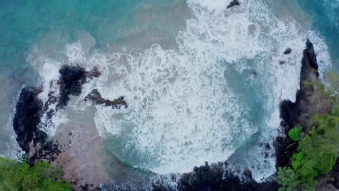 海浪撞击热带海岸线