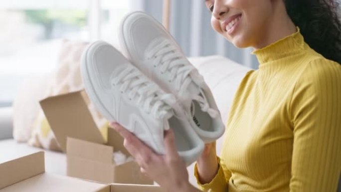 鞋子，购物和送货与女性顾客或消费者在购买和送货后打开一盒鞋类。消费主义，在家中与有吸引力的年轻女性一
