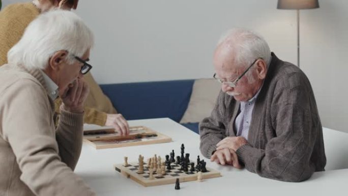 老人在养老院下棋对弈休闲休息