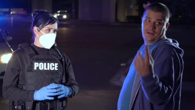 戴着面具的女警在夜间询问男子