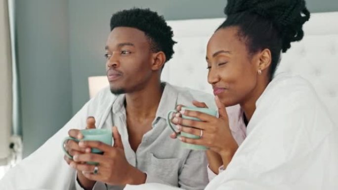 爱情，夫妻和咖啡在床上，一个黑人女人和男人在卧室里放松。年轻的非洲裔美国男女周末在家里喝茶放松