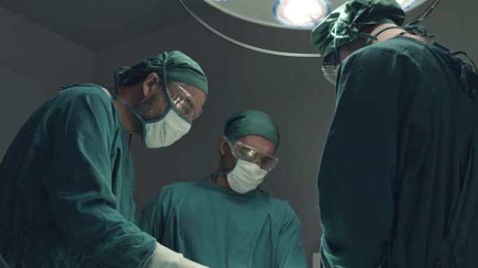 在手术室进行外科手术的医疗小组