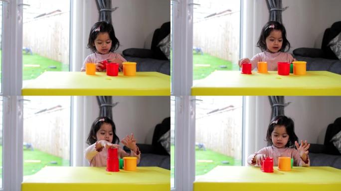 幼儿玩塑料堆叠杯智力发育新希望新未来