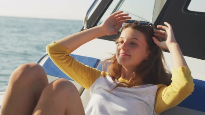 一个十几岁的高加索女孩在船上享受时光的侧视图