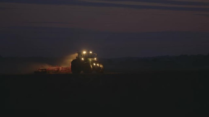 SLO MO拖拉机在夜间犁地