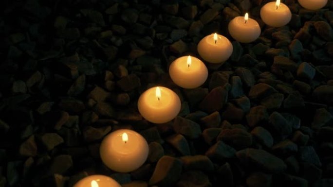 在岩石上传递一排蜡烛