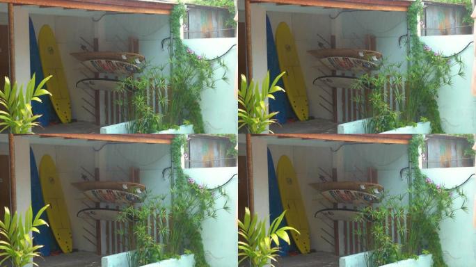 特写: 暴雨期间，五颜六色的冲浪板被放置在屋顶的露台上。