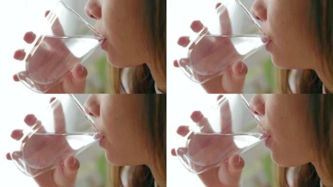 迷人的女人在家庭房间里喝水