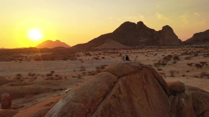 WS摄影师在非洲纳米比亚的沙漠景观上观看日落