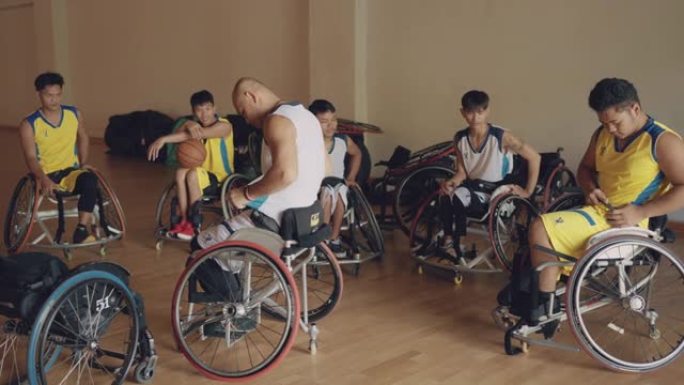 轮椅篮球运动员准备比赛。