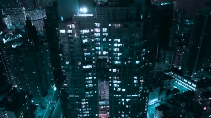 无人机拍摄的香港夜晚现代玻璃摩天大楼的镜头