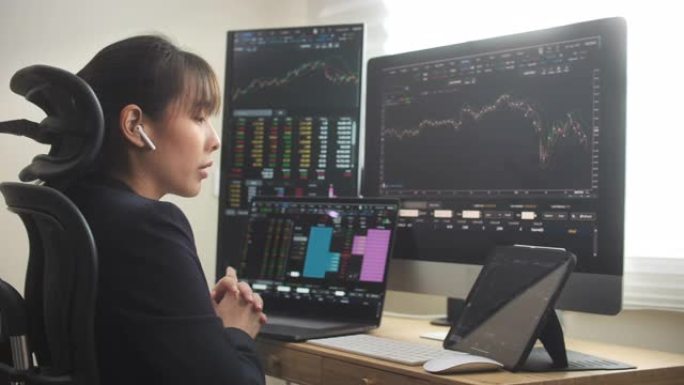 股票经纪人查看数据，股票市场，在线交易，交易员用平板电脑进行股票市场交易，女商人触摸屏幕，浏览外汇市