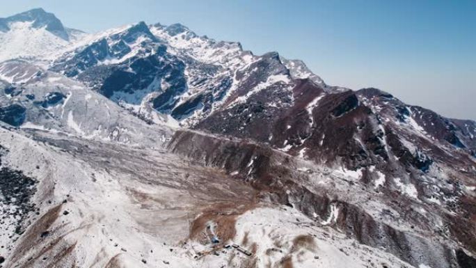 白雪皑皑的山峰。喜马拉雅山中部的山脉。