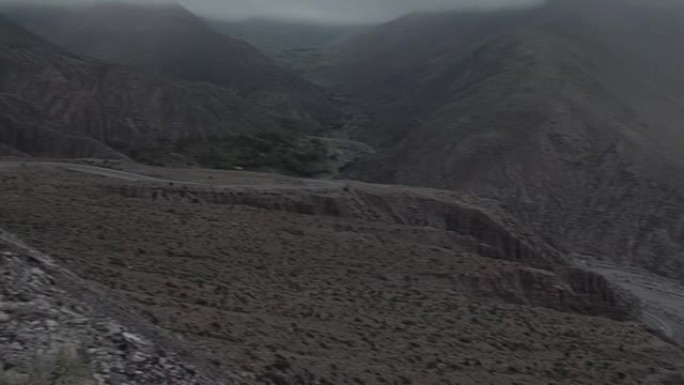 南美洲阿根廷胡胡伊省安第斯高原的陡峭道路。