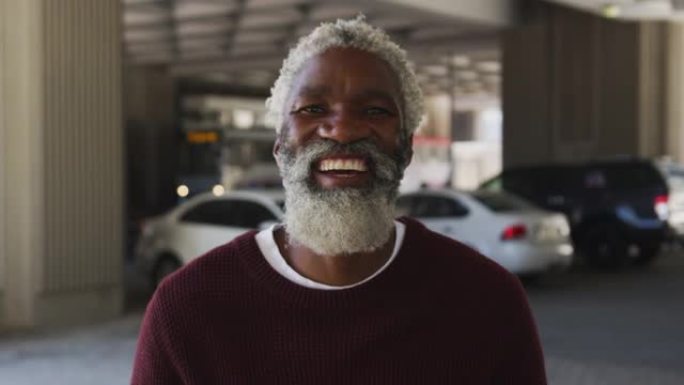 非裔美国高级男子在停车场微笑的肖像