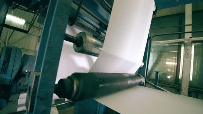 纸幅贯穿其中的印刷厂设备