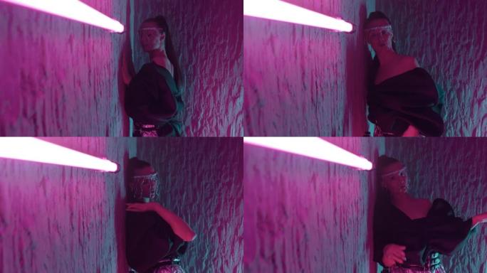 霓虹灯中的时尚女孩