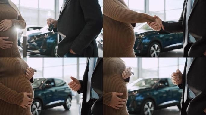 SLO MO汽车推销员向孕妇出售新车