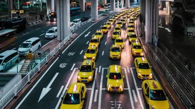 T/L PAN夜间机场出口繁忙的黄色出租车排队