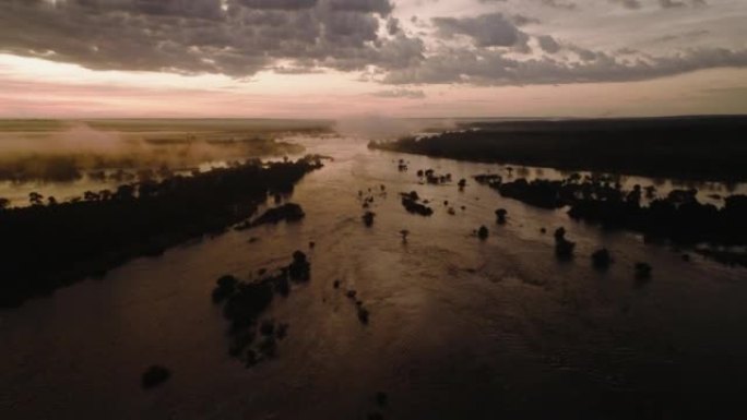 空中日出倾斜地看到巨大的赞比西河上的薄雾，流向联合国教科文组织世界遗产维多利亚瀑布