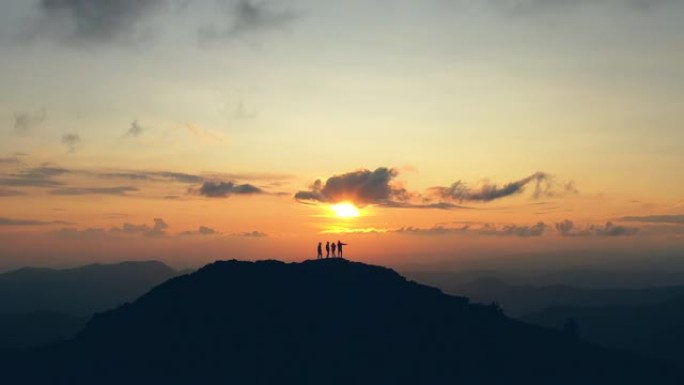 四人在风景如画的夕阳下在山上跳舞